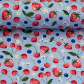 Baumwollstoff Webware mit Erdbeeren und Kirschen hellblau