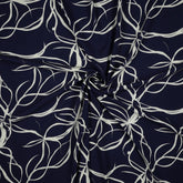 Viskosewebware - abstrakte Blumen Outlines weiß auf dunkelblau - Stoffmeisterei