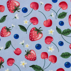Baumwollstoff Webware mit Erdbeeren und Kirschen hellblau